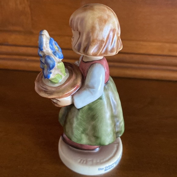 🤎TM7 ‘Birthday Present’ Special Event First Issue Hummel Goebel #341 3/0 - Picture 2 of 7